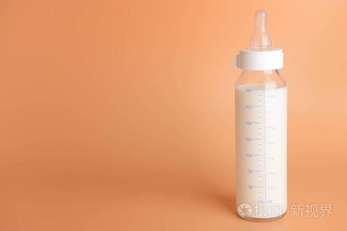 彩色背景的婴儿奶瓶照片-正版商用图片28ul8s-摄图新视界